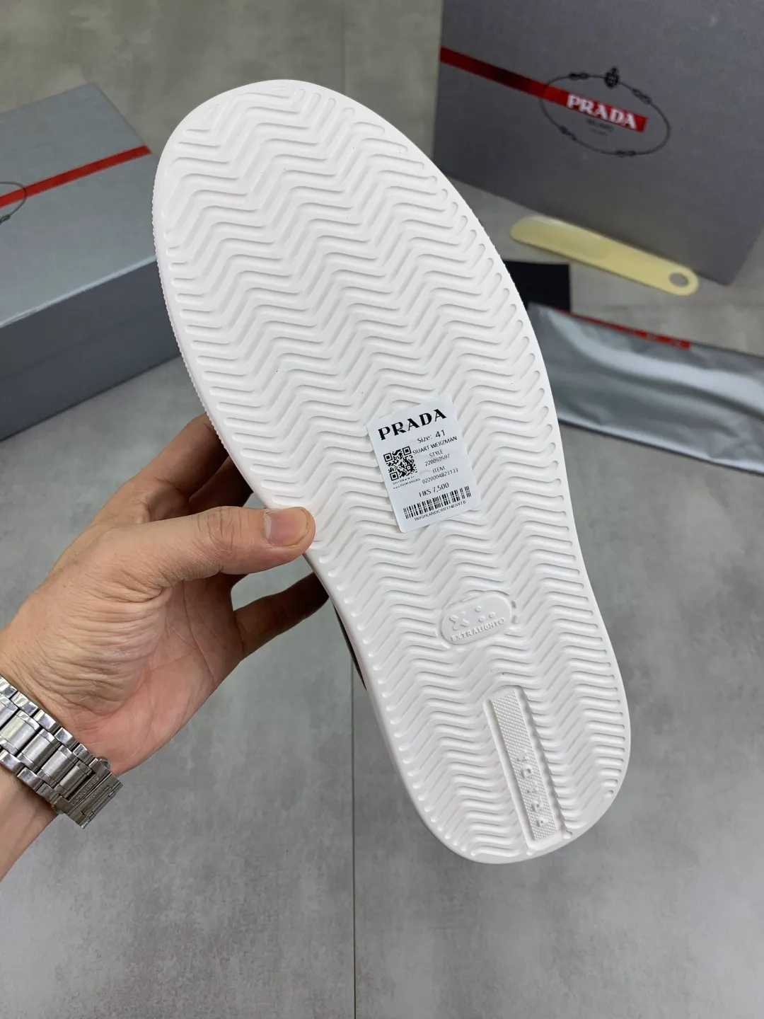 Men's shoes 💰P560💰 [New model] High version official website popular model is on the market, 🆘 Trendy brand (Prada) mainly promotes popular model, avant-garde and versatile fashionable men's shoes private version mold opening, cowhide surface splicing 1:1.. Stylish and simple, original imported cowhide lining cowhide feet; the atmosphere and personality are more fashionable, eye-catching and pursuing class. It will subvert the old idea and be a must-have for fashion trendsetters with you! Must keep it for yourself! Tall and comfortable, large and low, high-end quality workmanship. Code number: 38-44 5⃣️colors available.
